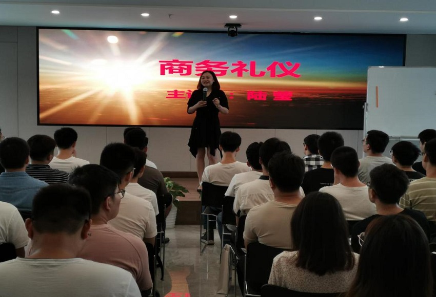集團公司舉辦商務(wù)禮儀培訓活動